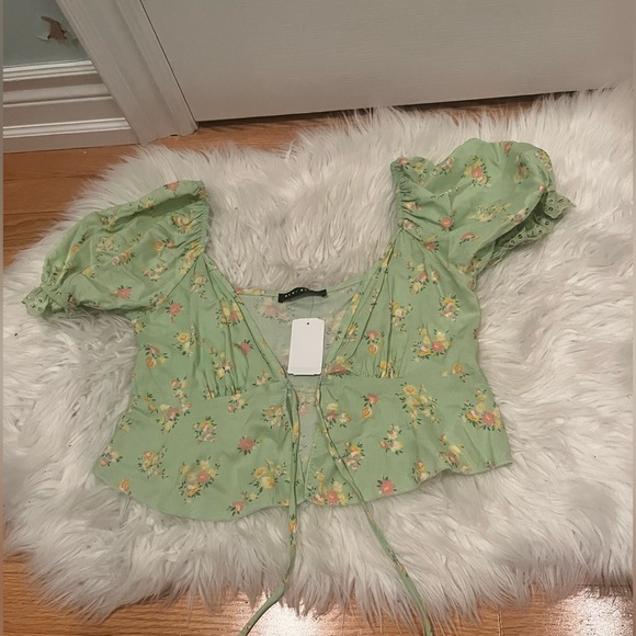 Green flowered crop t-shirt with puff sleeves - Picture 2 of 2